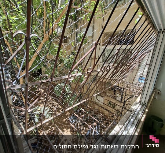 התקנת רשת שקופה נגד יונים על גבי סורגים בחלון
